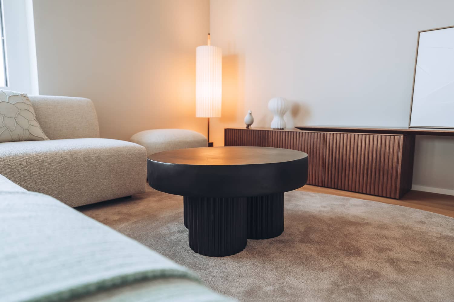 Nahaufnahme eines fein ausgearbeiteten Couchtisches mit drei gerillten Beinen